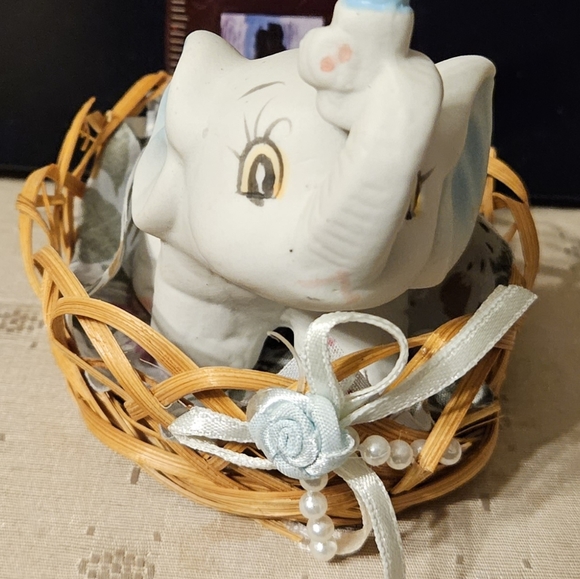 Set of 3 ceramic baby elephant figurines in wicker basket bellished. - Picture 3 of 6